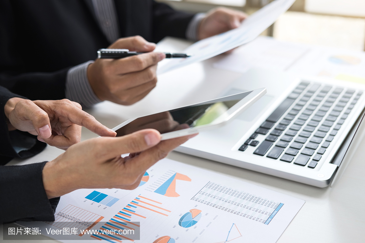 業(yè)務(wù)團(tuán)隊(duì)在團(tuán)隊(duì)中使用電腦、平板電腦和文檔圖表開會(huì)討論討論頭腦風(fēng)暴溝通概念